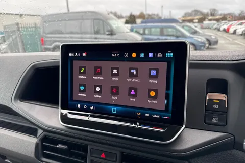 CX75JWD Volkswagen Crafter 2.0 TDI CR35 Commerce FWD MWB High Roof Euro 6 (s/s) 5dr Thumbnail #32