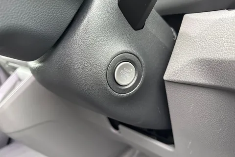 CX75JXW Volkswagen Crafter 2.0 TDI CR35 Commerce Plus Auto FWD MWB High Roof Euro 6 (s/s) 5dr Thumbnail #30