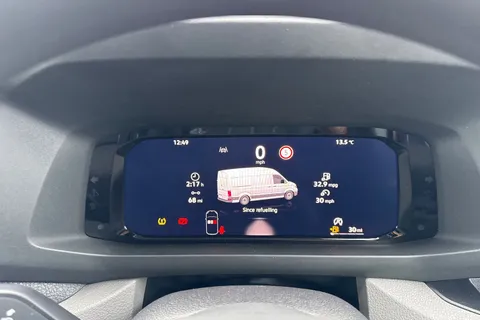 CX75JXJ Volkswagen Crafter 2.0 TDI CR30 Commerce FWD MWB High Roof Euro 6 (s/s) 5dr Thumbnail #30