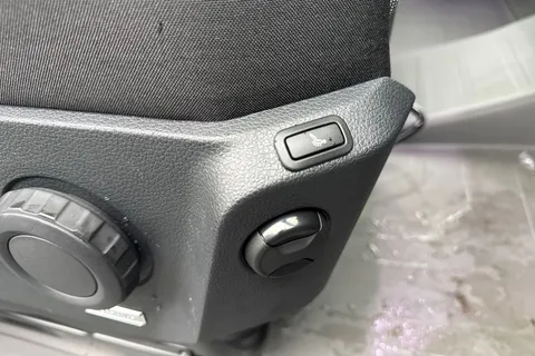 CX75JXW Volkswagen Crafter 2.0 TDI CR35 Commerce Plus Auto FWD MWB High Roof Euro 6 (s/s) 5dr Thumbnail #31