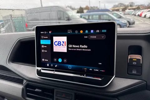 CX75JWD Volkswagen Crafter 2.0 TDI CR35 Commerce FWD MWB High Roof Euro 6 (s/s) 5dr Thumbnail #34