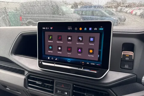 CX75JWZ Volkswagen Crafter 2.0 TDI CR35 Commerce FWD LWB High Roof Euro 6 (s/s) 5dr Thumbnail #32