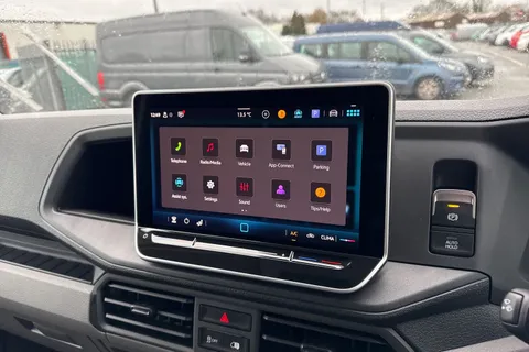 CX75JXJ Volkswagen Crafter 2.0 TDI CR30 Commerce FWD MWB High Roof Euro 6 (s/s) 5dr Thumbnail #32