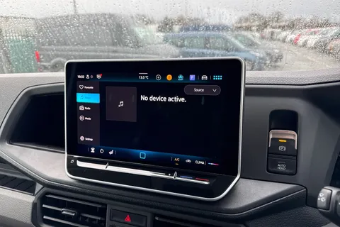 CX75JWZ Volkswagen Crafter 2.0 TDI CR35 Commerce FWD LWB High Roof Euro 6 (s/s) 5dr Thumbnail #34