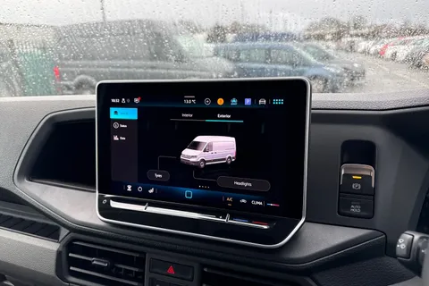 CX75JWZ Volkswagen Crafter 2.0 TDI CR35 Commerce FWD LWB High Roof Euro 6 (s/s) 5dr Thumbnail #35