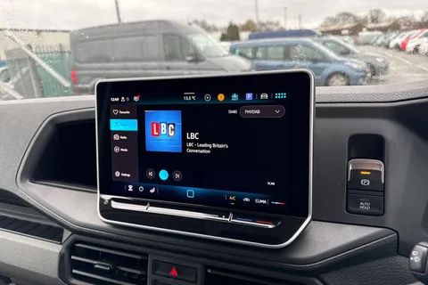 CX75JXJ Volkswagen Crafter 2.0 TDI CR30 Commerce FWD MWB High Roof Euro 6 (s/s) 5dr Thumbnail #34