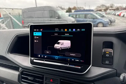 CX75JXJ Volkswagen Crafter 2.0 TDI CR30 Commerce FWD MWB High Roof Euro 6 (s/s) 5dr Thumbnail #35