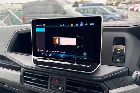 CX75JXJ Volkswagen Crafter 2.0 TDI CR30 Commerce FWD MWB High Roof Euro 6 (s/s) 5dr Thumbnail #36