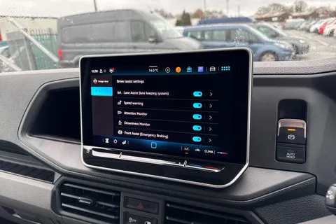 CX75JXJ Volkswagen Crafter 2.0 TDI CR30 Commerce FWD MWB High Roof Euro 6 (s/s) 5dr Thumbnail #37