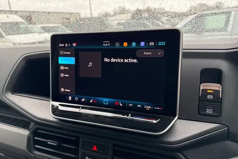 CX75JXW Volkswagen Crafter 2.0 TDI CR35 Commerce Plus Auto FWD MWB High Roof Euro 6 (s/s) 5dr Thumbnail #37