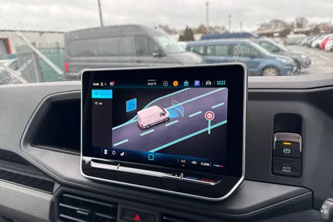 CX75JXJ Volkswagen Crafter 2.0 TDI CR30 Commerce FWD MWB High Roof Euro 6 (s/s) 5dr Thumbnail #38