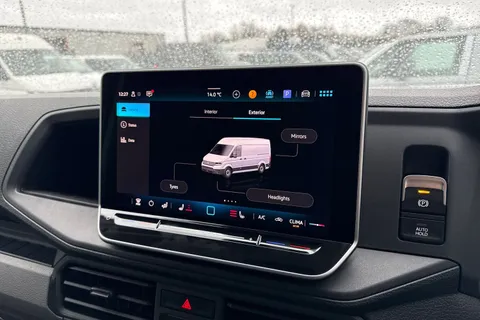 CX75JXW Volkswagen Crafter 2.0 TDI CR35 Commerce Plus Auto FWD MWB High Roof Euro 6 (s/s) 5dr Thumbnail #38