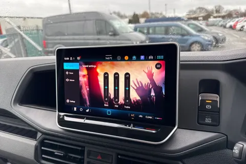 CX75JXJ Volkswagen Crafter 2.0 TDI CR30 Commerce FWD MWB High Roof Euro 6 (s/s) 5dr Thumbnail #39