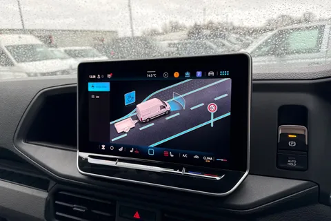 CX75JXW Volkswagen Crafter 2.0 TDI CR35 Commerce Plus Auto FWD MWB High Roof Euro 6 (s/s) 5dr Thumbnail #40