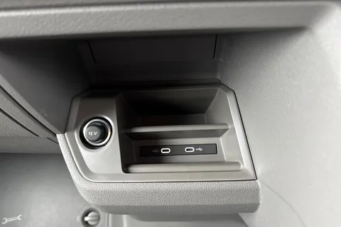 CX75JXJ Volkswagen Crafter 2.0 TDI CR30 Commerce FWD MWB High Roof Euro 6 (s/s) 5dr Thumbnail #40