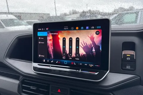 CX75JXW Volkswagen Crafter 2.0 TDI CR35 Commerce Plus Auto FWD MWB High Roof Euro 6 (s/s) 5dr Thumbnail #42