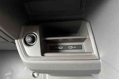 CX75JXW Volkswagen Crafter 2.0 TDI CR35 Commerce Plus Auto FWD MWB High Roof Euro 6 (s/s) 5dr Thumbnail #43