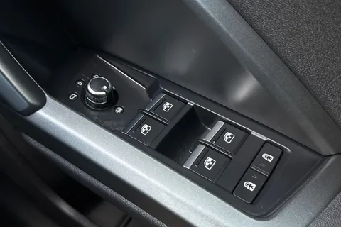 YG19OMP Audi Q3 1.5 TFSI CoD 35 S line S Tronic Euro 6 (s/s) 5dr Thumbnail #36