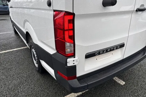CX75JYD Volkswagen Crafter 2.0 TDI CR35 Commerce Plus FWD MWB High Roof Euro 6 (s/s) 5dr Thumbnail #8