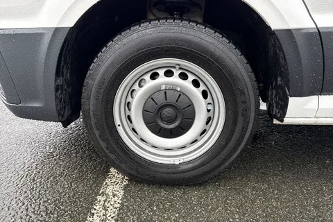 CX75JYD Volkswagen Crafter 2.0 TDI CR35 Commerce Plus FWD MWB High Roof Euro 6 (s/s) 5dr Thumbnail #10