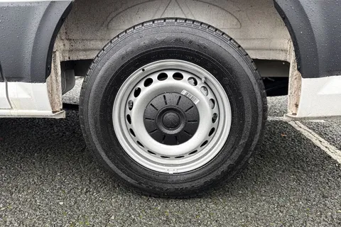 CX75JYD Volkswagen Crafter 2.0 TDI CR35 Commerce Plus FWD MWB High Roof Euro 6 (s/s) 5dr Thumbnail #11