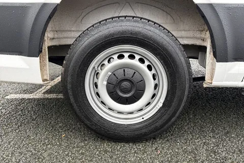 CX75JYD Volkswagen Crafter 2.0 TDI CR35 Commerce Plus FWD MWB High Roof Euro 6 (s/s) 5dr Thumbnail #12