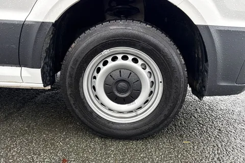 CX75JYD Volkswagen Crafter 2.0 TDI CR35 Commerce Plus FWD MWB High Roof Euro 6 (s/s) 5dr Thumbnail #13