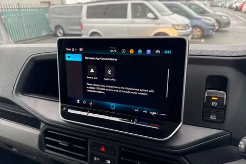 CX75JYD Volkswagen Crafter 2.0 TDI CR35 Commerce Plus FWD MWB High Roof Euro 6 (s/s) 5dr Thumbnail #17