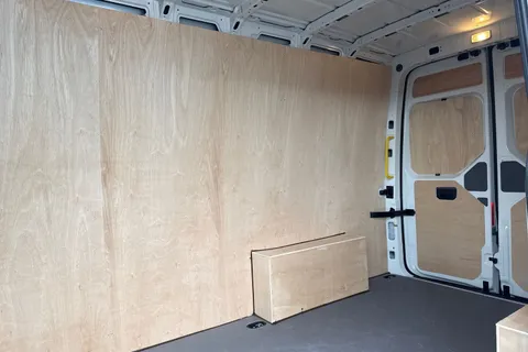 CX75JYD Volkswagen Crafter 2.0 TDI CR35 Commerce Plus FWD MWB High Roof Euro 6 (s/s) 5dr Thumbnail #19