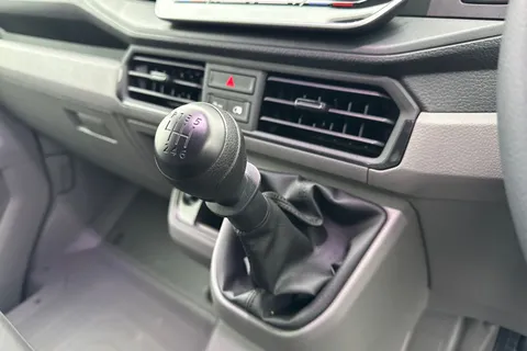 CX75JYD Volkswagen Crafter 2.0 TDI CR35 Commerce Plus FWD MWB High Roof Euro 6 (s/s) 5dr Thumbnail #23