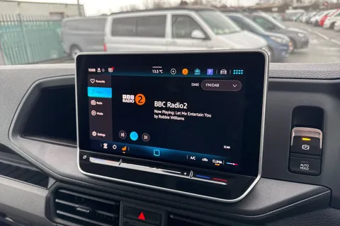 CX75JYD Volkswagen Crafter 2.0 TDI CR35 Commerce Plus FWD MWB High Roof Euro 6 (s/s) 5dr Thumbnail #34