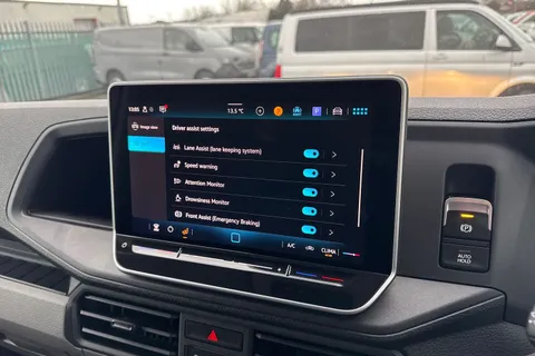 CX75JYD Volkswagen Crafter 2.0 TDI CR35 Commerce Plus FWD MWB High Roof Euro 6 (s/s) 5dr Thumbnail #38