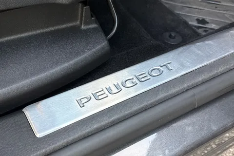 FV72VEX PEUGEOT 5008 1.2 PureTech Allure Premium + Euro 6 (s/s) 5dr Thumbnail #28