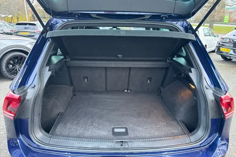 DC18AZG Volkswagen Tiguan 2.0 TDi 150 R-Line 5dr DSG | Heated Seats | Pan Roof | Acc Thumbnail #6