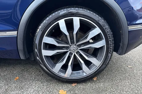 DC18AZG Volkswagen Tiguan 2.0 TDi 150 R-Line 5dr DSG | Heated Seats | Pan Roof | Acc Thumbnail #11