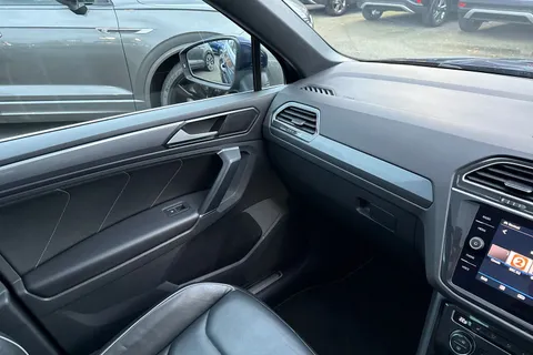 DC18AZG Volkswagen Tiguan 2.0 TDi 150 R-Line 5dr DSG | Heated Seats | Pan Roof | Acc Thumbnail #19