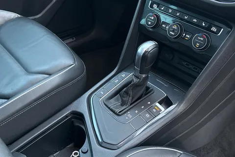 DC18AZG Volkswagen Tiguan 2.0 TDi 150 R-Line 5dr DSG | Heated Seats | Pan Roof | Acc Thumbnail #22