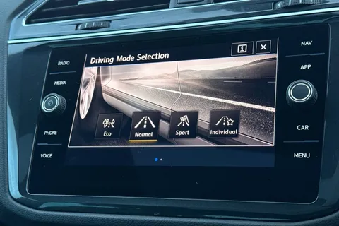 DC18AZG Volkswagen Tiguan 2.0 TDi 150 R-Line 5dr DSG | Heated Seats | Pan Roof | Acc Thumbnail #30