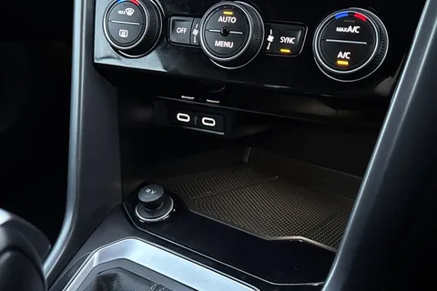 FG71XDW Volkswagen T-Roc 1.5 TSI R-Line 2dr DSG | Heated Seats | Beats Audio Pack | Heated Seats Thumbnail #33