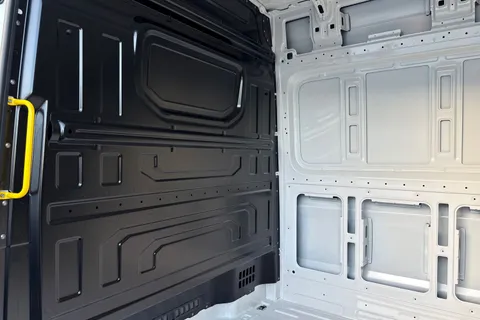 BT75ENM Volkswagen Crafter 2.0 TDI 140PS Commerce High Roof Van Thumbnail #32