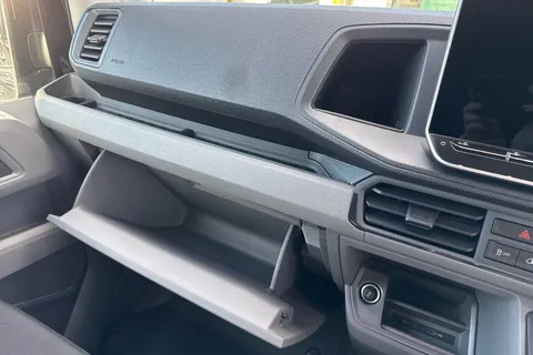 DF75ULO Volkswagen Crafter CR30 Commerce MWB 140 PS FWD - 25 Model Year/Low Roof/Camera Thumbnail #35