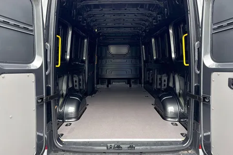 CX75HWC Volkswagen Crafter 2.0 TDI CR35 Commerce Plus FWD LWB High Roof Euro 6 (s/s) 5dr Thumbnail #10