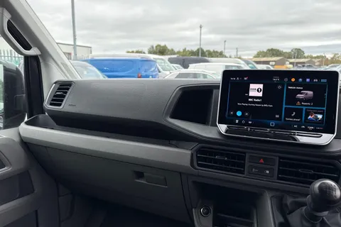 CX75HWC Volkswagen Crafter 2.0 TDI CR35 Commerce Plus FWD LWB High Roof Euro 6 (s/s) 5dr Thumbnail #15