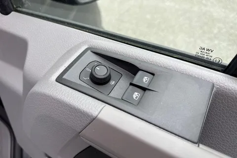 CX75HWC Volkswagen Crafter 2.0 TDI CR35 Commerce Plus FWD LWB High Roof Euro 6 (s/s) 5dr Thumbnail #18