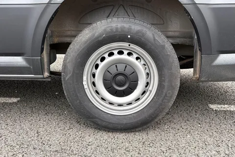 CX75HWC Volkswagen Crafter 2.0 TDI CR35 Commerce Plus FWD LWB High Roof Euro 6 (s/s) 5dr Thumbnail #22