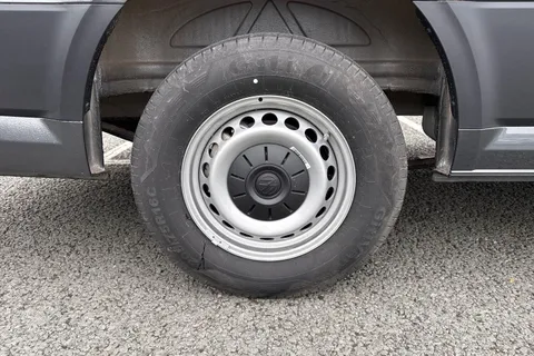 CX75HWC Volkswagen Crafter 2.0 TDI CR35 Commerce Plus FWD LWB High Roof Euro 6 (s/s) 5dr Thumbnail #23