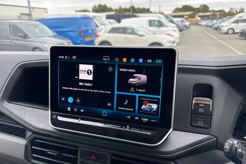 CX75HWC Volkswagen Crafter 2.0 TDI CR35 Commerce Plus FWD LWB High Roof Euro 6 (s/s) 5dr Thumbnail #27