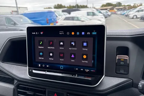 CX75HWC Volkswagen Crafter 2.0 TDI CR35 Commerce Plus FWD LWB High Roof Euro 6 (s/s) 5dr Thumbnail #28