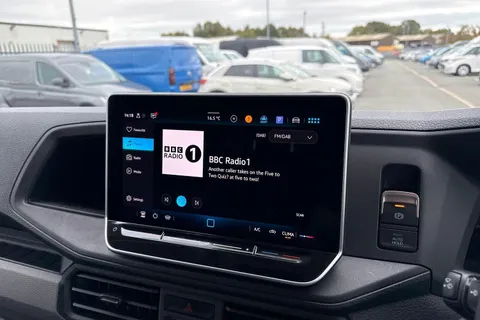 CX75HWC Volkswagen Crafter 2.0 TDI CR35 Commerce Plus FWD LWB High Roof Euro 6 (s/s) 5dr Thumbnail #30