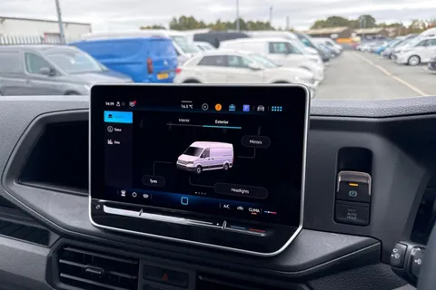 CX75HWC Volkswagen Crafter 2.0 TDI CR35 Commerce Plus FWD LWB High Roof Euro 6 (s/s) 5dr Thumbnail #31